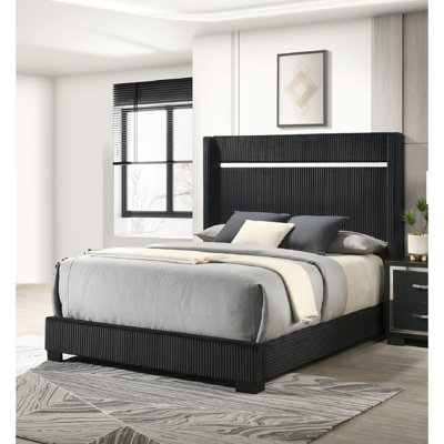 Lit moderne très grand avec tête de lit à finition noire et panneau tapissier contemporain dans la chambre à coucher