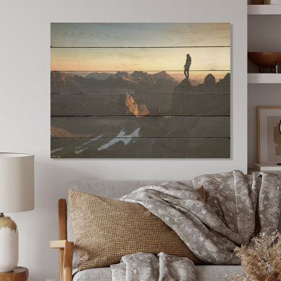 «Beautiful Morning Sky», Hhorizon, homme debout au sommet d'une montagne - randonnée, panneau mural en bois sur bois de pin naturel