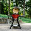 Barbecue au charbon portatif Joe Jr® par Kamado Joe | L'ensemble comprend une housse courte et un chariot avec tablettes latérales