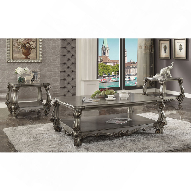 Table de bout platine antique avec tablette inférieure.