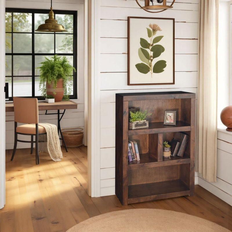 Superbe bibliothèque en bois au charme rustique et amplement de rangement, parfaite pour exposer des objets précieux et organiser votre espace