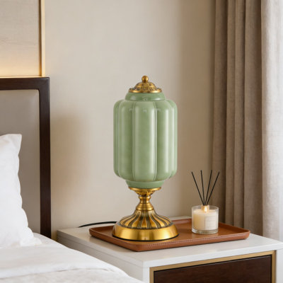 Lampe de table en verre vert rétro avec base en or antique, design Mid-Century Art déco, comprend une ampoule DEL E12 avec température de couleur double, lampe de bureau ou de chevet non à intensité variable pour le salon ou la chambre à coucher