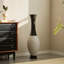 Vase de plancher de 39 pouces de hauteur designer - Rotin artificiel durable - Élégante finition bicolore brun foncé - Décoration idéale pour le salon, la chambre à coucher, le vestibule - Élégante pièce de décoration intérieure