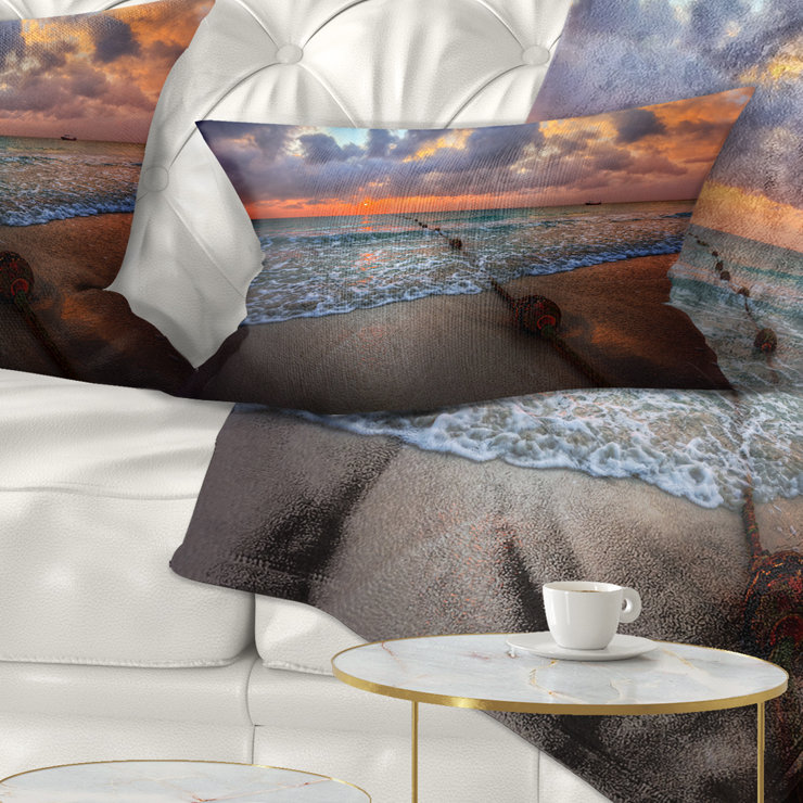 Coussin lombaire de mer au coucher de soleil au-dessus clair