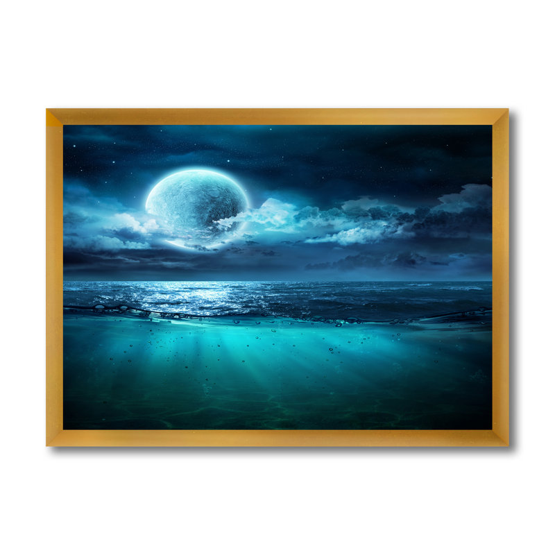 «Romantic Moon Over Deep Blue Sea II», photographie sur toile, H 30 po x l 40 po x 1,5 po, Cadre doré