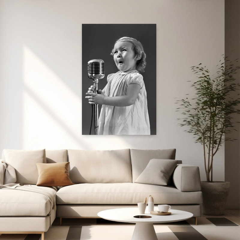 «1940S Little Girl faisant un visage chantant dans un micro», art mural rétro classique rétro, H 60 po x l 40 po