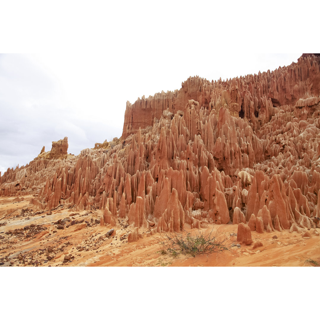 Rote Tsingy in der Nähe von Diego Suarez, Madagaskar. von AfricaImages - Gemälde ohne Rahmen auf Leinwand