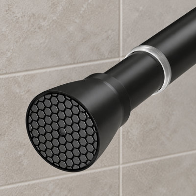 Une tringle à ressort extensible noire pour les fenêtres, les portes et les cuisines, réglable de 28 à 48 pouces; La conception pression-tension s'installe sans perçage et peut également servir de tringle à rideau de douche.
