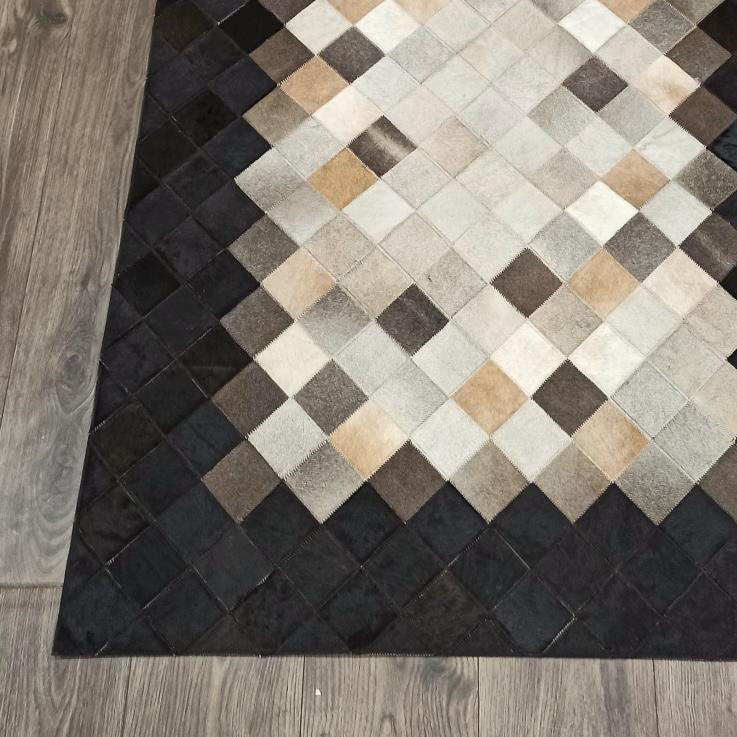 Tapis en cuir de vache à bordure noire, tapis en cuir patchwork à motif de losanges, tapis en cuir de vache naturel, tapis de couloir rectangulaire fait à la main_8,83 po x 12 pi