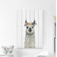 Impression de lama couronné de fleurs Shyann sur bois blanc