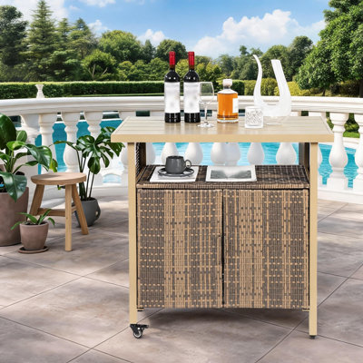Chariot-bar extérieur en osier, chariot de service à roulettes en rotin avec roues pour la fête au bord de la piscine dans le jardin