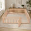 Structure de lit grand lit en bois avec clôture et porte, naturel-135401912