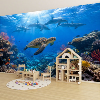 Papier peint mural autocollant représentant un récif de corail, des dauphins, des tortues et des poissons colorés. Décoration murale moderne pour chambre ou salon. Dimensions : 175 cm (L) x 244 cm (l).
