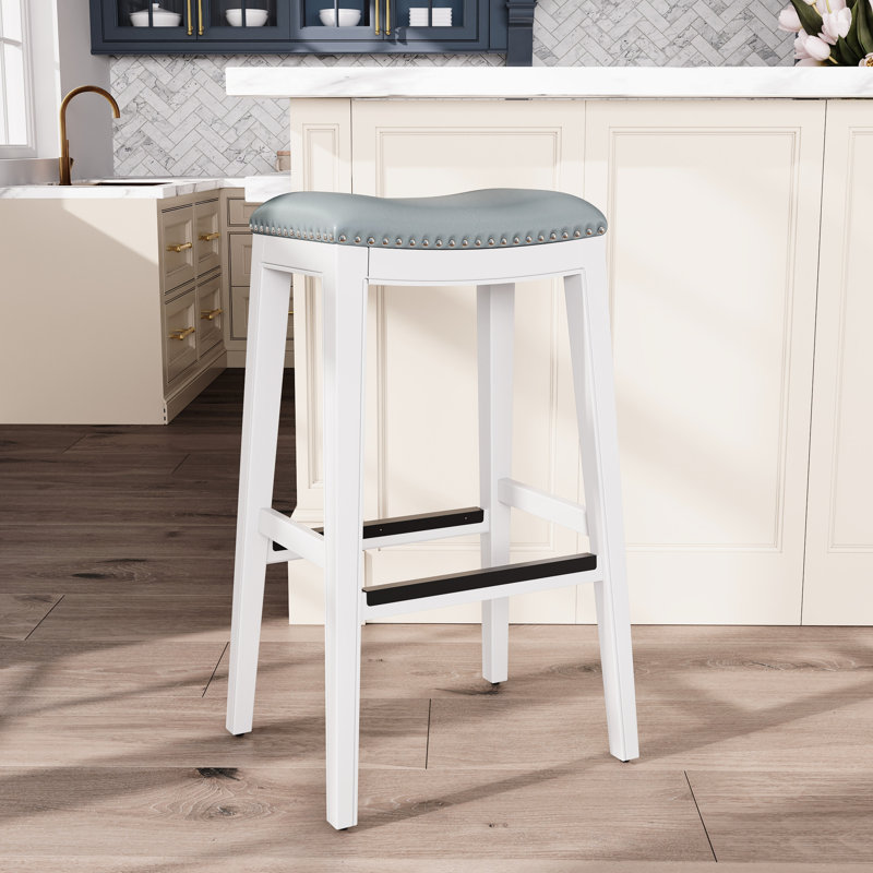 Le tabouret de bar de 30 po avec cadre blanc et siège en cuir gris rehausse le décor moderne de la cuisine ou ajoute un élément de style à