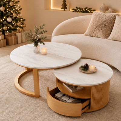 Ensemble de tables basses gigognes élégantes avec plateau en marbre et tiroir de rangement pour répondre aux besoins d'organisation d'un salon moderne.