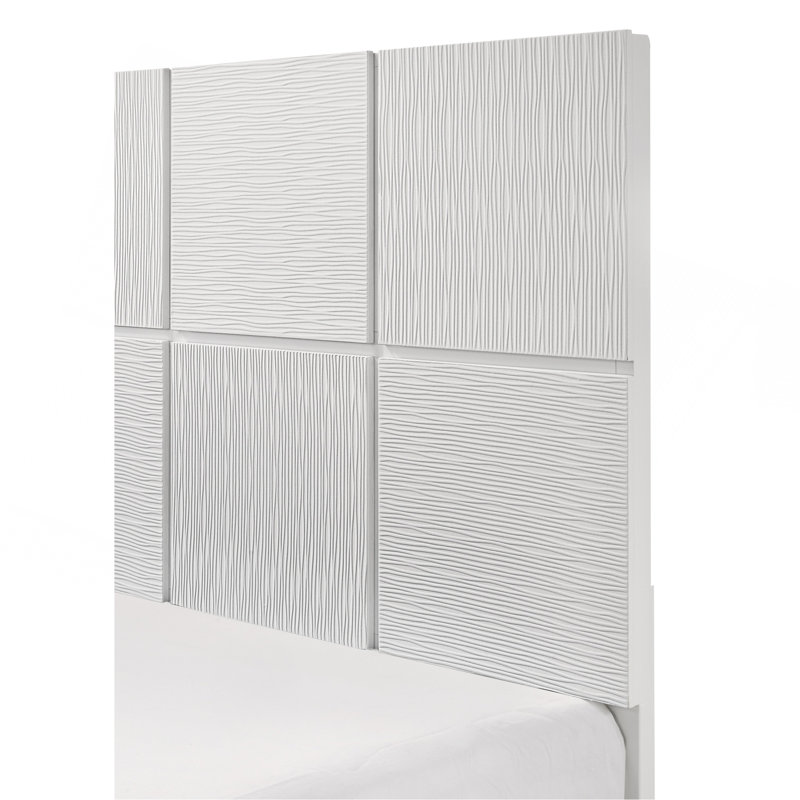 Le lit 1Pc est doté d'une tête de lit à motif géométrique et d'une finition blanche impeccable., Très grand lit