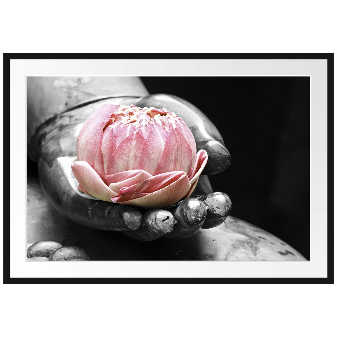 Gerahmtes Poster Lotus in einer Hand eines Buddhas