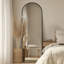 Miroir surdimensionné arqué en métal surdimensionné-570231696-570093160