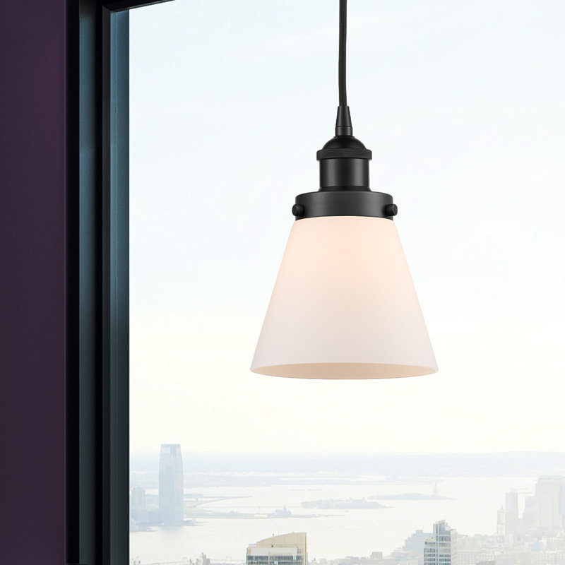 Mini-luminaire suspendu 1 lumière Cone, Blanc, H 9,5 po x l 6,25 po x P 6,25 po, Noir mat