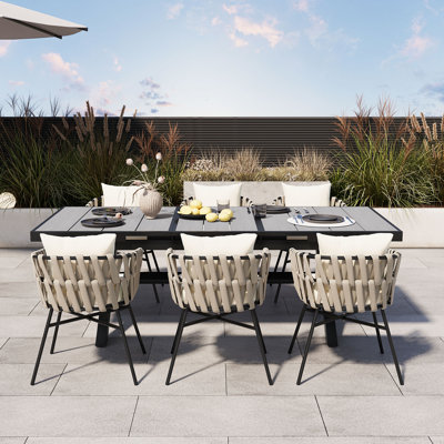 Ensemble de salle à manger Klyne Alfresco avec six chaises et une table extensible, style extérieur moderne, matériaux résistants aux intempéries
