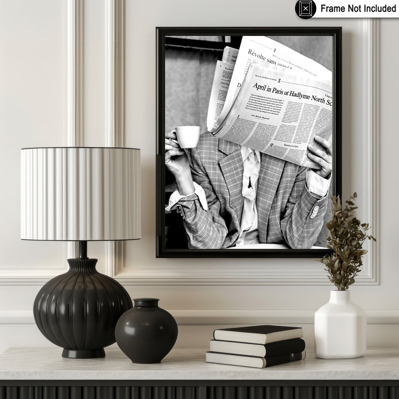 Femme lisant un journal, Unframed, Poster, 16"H x 20"W