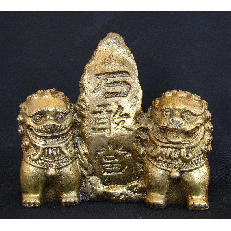 Figurine de chien Fu assise à côté d'une montagne