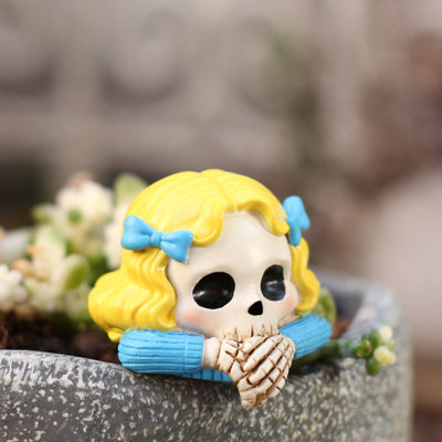 Décoration d'Halloween : Figurine de squelette mignonne en résine avec cheveux jaunes et nœud bleu, mini ornement à suspendre pour le jardin, les pots et la décoration de bureau.