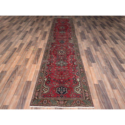 Tapis rouge 2 pi 7 po x 12 pi 5 po rouge Tabriz persan rétro avec motif intégral, usé et patiné, 100% laine, noué à la main, velours zéro, côtés et extrémités professionnellement sécurisés, tapis de couloir