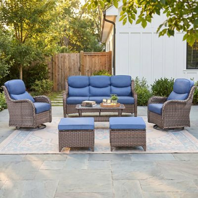 Ensemble de patio extérieur avec chaise berçante pivotante à dossier épais de 5 po d'épaisseur, ensemble de meubles de patio en osier toutes saisons avec table basse, convient aux terrasses de balcon