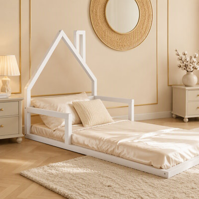 Lit en bois avec tête de lit en forme de maison