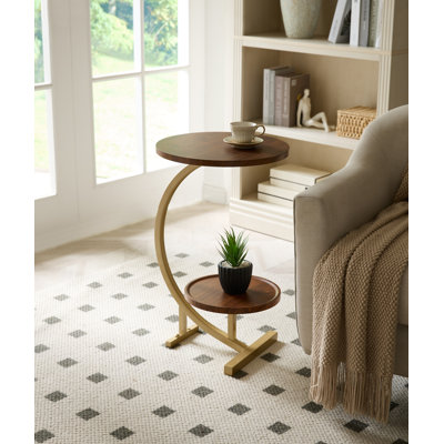 Table d'appoint en forme de C avec rangement à 2 niveaux, plateau rond en bois et structure en métal doré, table de bout moderne pour le salon, la chambre à coucher ou le chevet - noyer