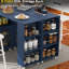 Îlot de cuisine sur roulettes avec plateau de table allongé, lumières à DEL, prises de courant, portes cannelées, prises modernes bleu marine, rangement en verre,-516574550