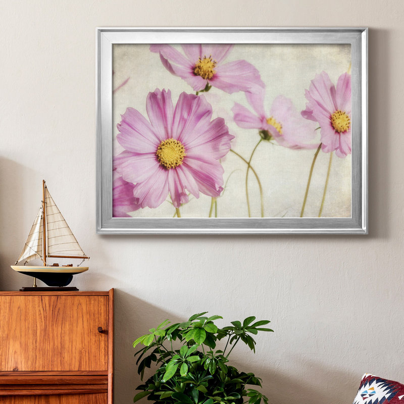 «Pink Cosmos I», peinture sur toile encadrée, Cadre argenté, H 18,5 po x l 24,5 po x P 1 po