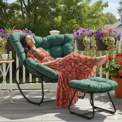 Chaise berçante avec repose-pieds et coussins en osier toutes saisons Egg