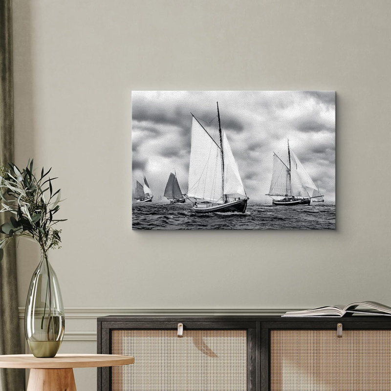 Plage côtière Voilier avec grande voile blanche Transport Photographie océanique Noir et blanc, H 12 po x l 18 po