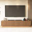 Console média moderne cannelée - Meuble télé 86,6 po avec portes à lattes, structure en MDF et base en bois massif - pour téléviseurs de 90 po ou moins