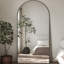 Miroir surdimensionné arqué en métal surdimensionné-570231710-543396702