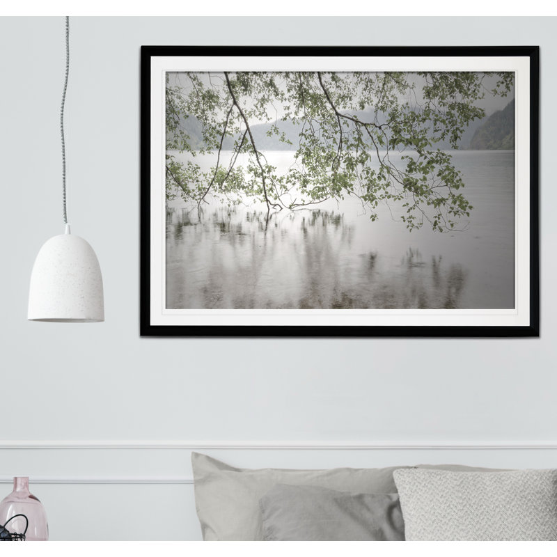 «Lake Crescent Rainy Day», reproduction de peinture acrylique encadrée, H 20 po x l 24 po x P 1,5 po, Noir