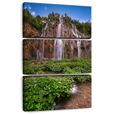 Cascade rocheuse d'Alvord dans le parc de Plitvice