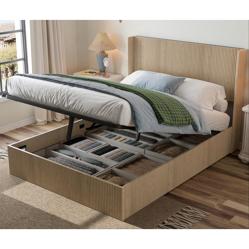 Cadre de lit grand et grand avec rangement et ondulé avec rainures. La base de lit plateforme en bois