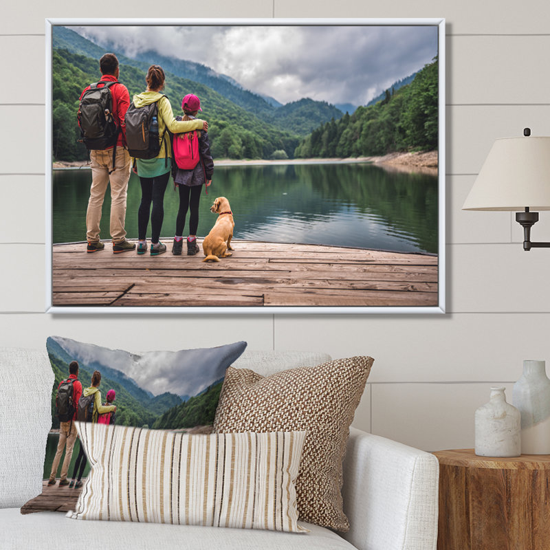 «Family Outing Adventure» sur toile, H 24 po x l 32 po x P 1 po, Cadre flottant blanc