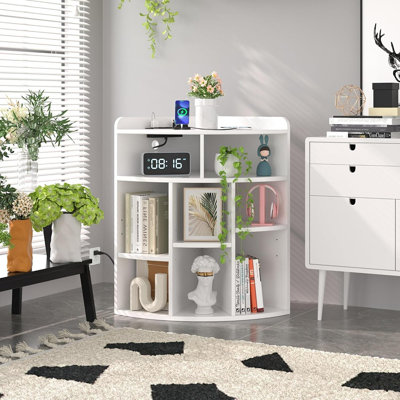 Tablette de rangement blanche en coin avec ports USB et prises USB, tablettes réglables en bois, bibliothèque moderne pour jouets, livres et présentoir dans le salon ou la chambre à coucher
