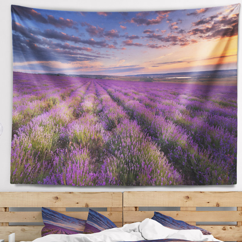 Motif floral champ de lavande foncé avec ciel nuageux, H 78 po x l 92 po