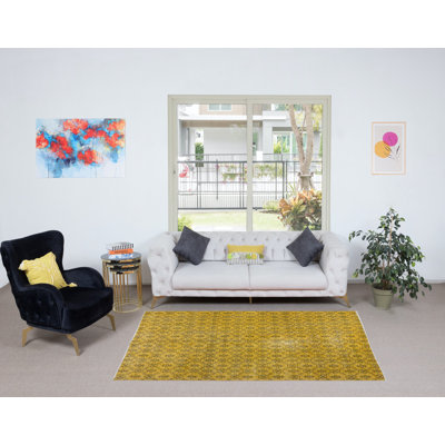 Tapis turc moderne en laine fabriqué à la main 5 x 7,7 pi avec fleurs brunes et fond jaune