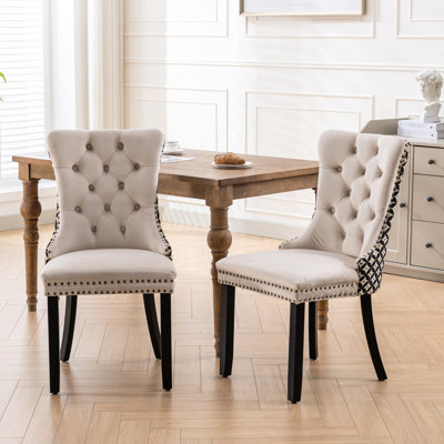 De 2 chaises de salle à manger en velours beige. Revêtement contemporain en bois massif. Conception avec garniture cloutée. Dossier haut confortable. Rivets décoratifs pour l'élégance. Coussin en mousse Rebond. Cadre, 280 lb