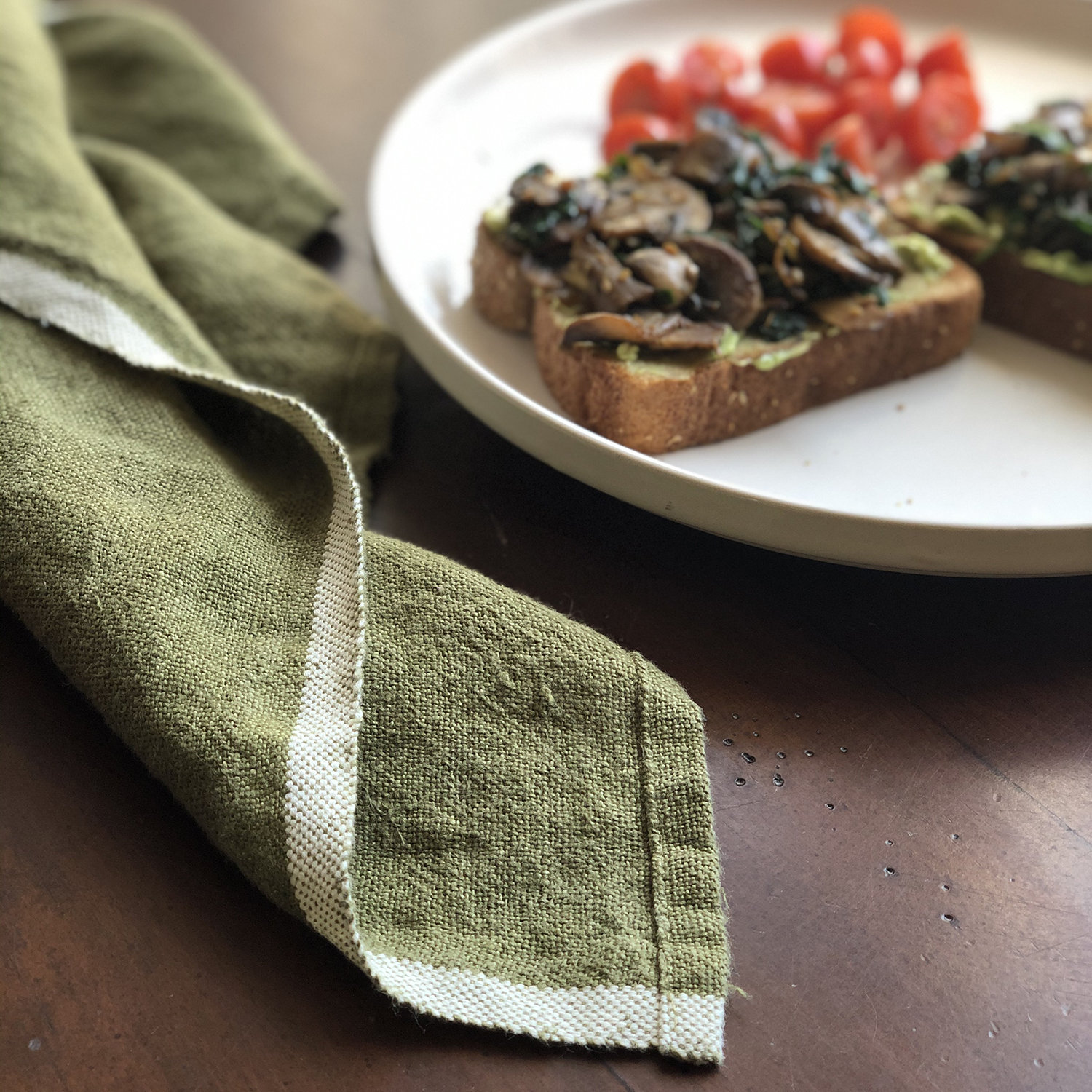 Soren Reversible Linen Napkin, Green