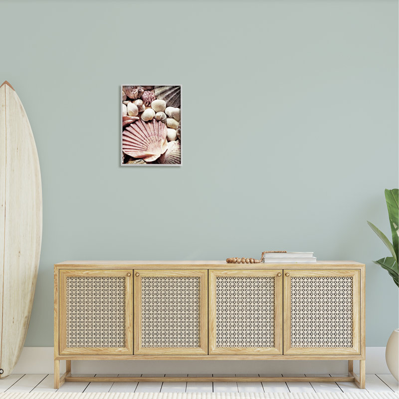 Stacked Coastal Seashells par Ashley Aldridge - Photographie à cadre flottant sur bois, L 16 po x H 20 po x P 1,5 po
