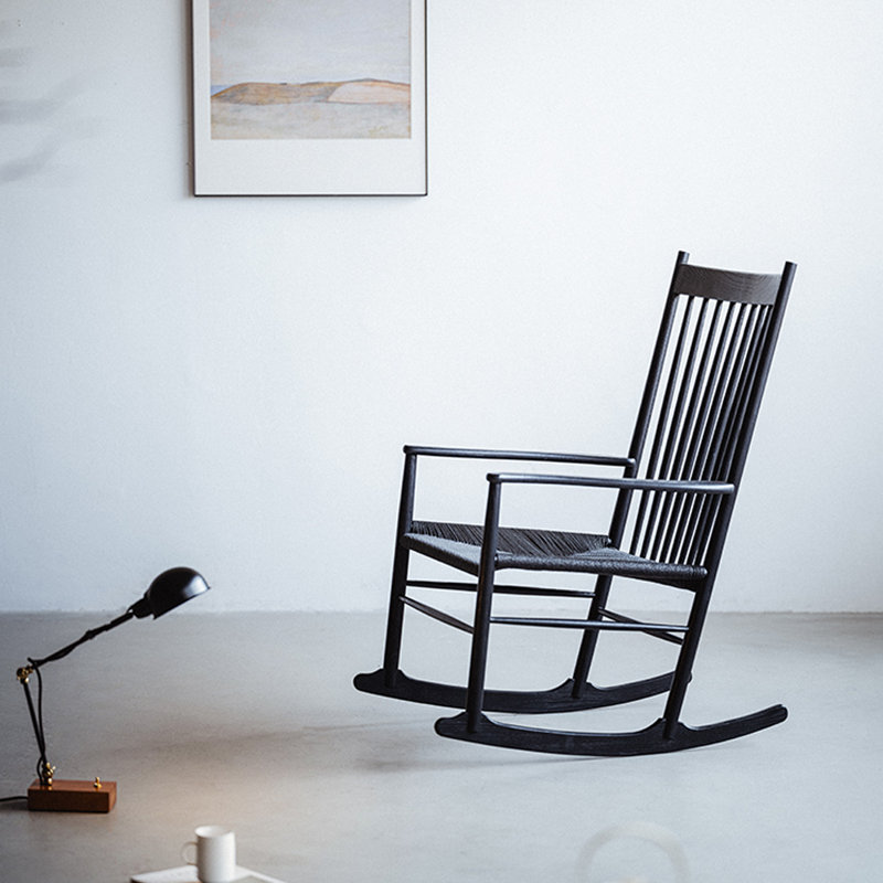 Chaise berçante noire en bois massif