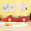 Lit de voiture de course rouge simple avec construction et roues, décorant votre chambre à coucher avec élégance, support de lattes, améliorant la fonctionnalité-537561850