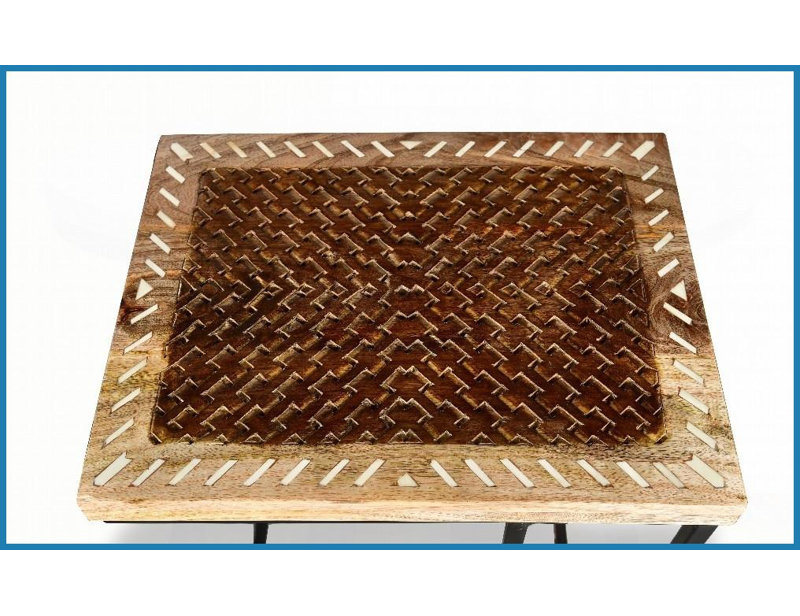 Table basse peu encombrante en bois de manguier sculpté à la main Incrustation d'os, cadre en fer minimaliste